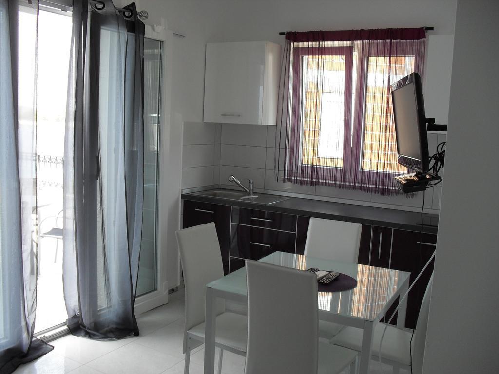 Apartments Govic Primosten Ruang foto